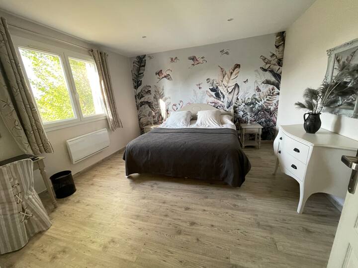 Მთავარი საძინებელი დიდი ზომის საწოლით
Არ არის შეუმჩნეველი ხედი კრაუზე: ბოლო სტეპური ზონა ევროპაში 