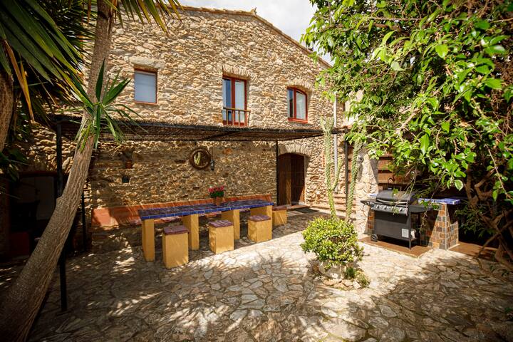 Ca la Figuera farmhouse with pool near the beach
