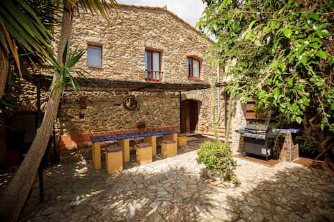 Ca la Figuera farmhouse with pool near the beach