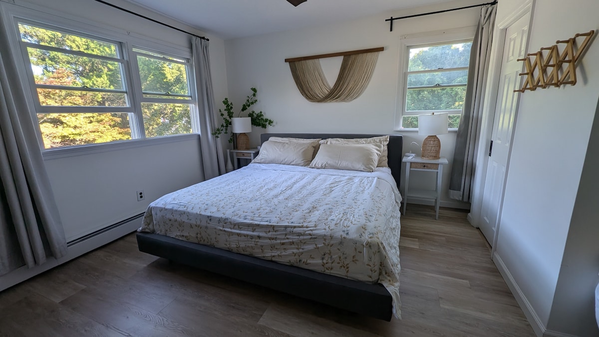 King bed in bohemian-style bedroom (Bedroom 2)