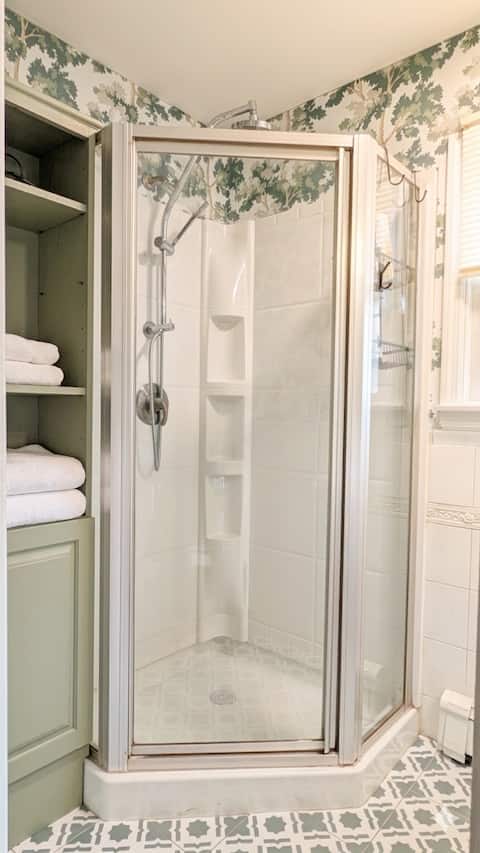 Full bathroom 2