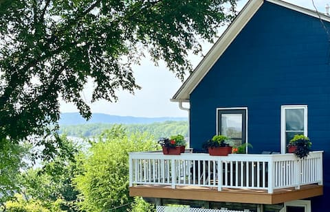 Bluffside cottage with gorgeous views