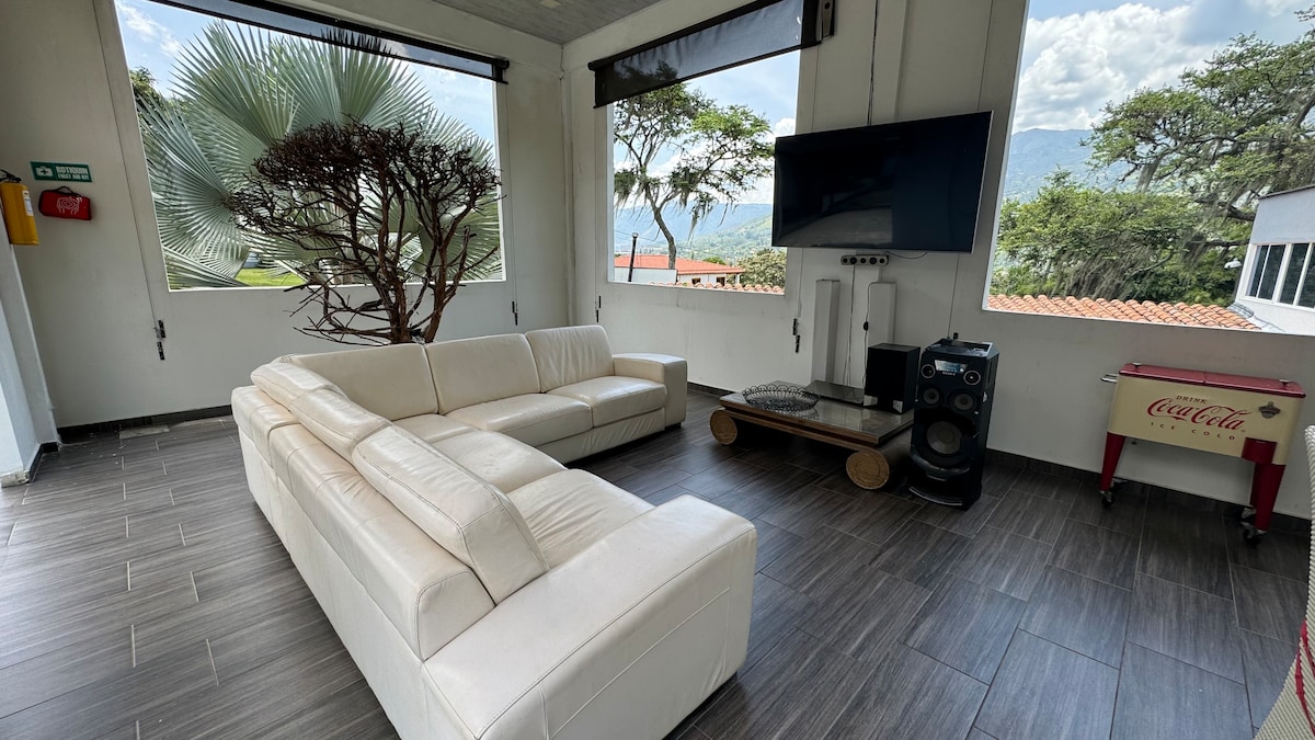 6BR Villa in Copacabana — photo 1