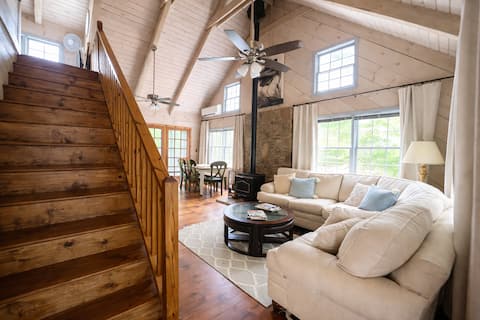 Successful Airbnb property: The Blue Heron Cabin 10 min to Helen w/ EV Charger in Sautee Nacoochee