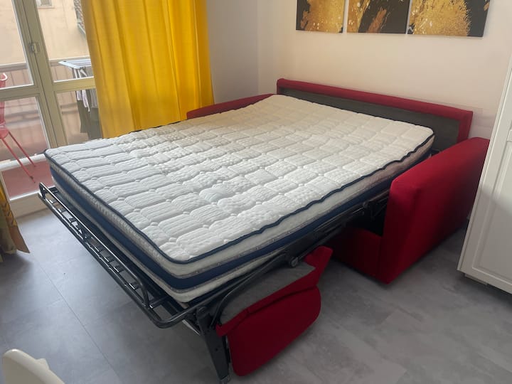 โซฟาเบด Helene ที่ Turtle House เป็นเตียงคู่จริงพร้อมฟูกนอนสูง 21 ซม. มันจะเปิดและปิดด้วยมือข้างหนึ่งในไม่กี่วินาที