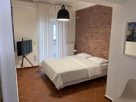 Top performing Airbnb: Central and Quiet Studio steps away from the Metro in ΚΑΛΛΙΡΡΟΗΣ