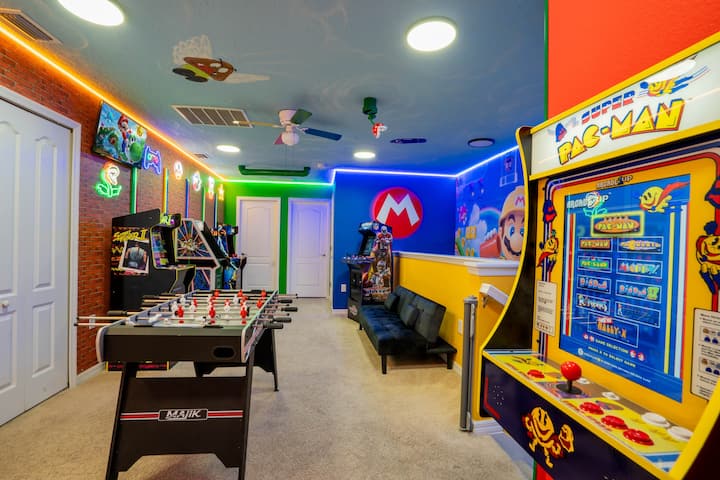 U ovoj ćete se igraonici jako zabaviti! Tu su arkade, stol za stolni nogomet, stropni ventilator, kauč na razvlačenje, pametni televizor, mnogo LED svjetiljki, praonica rublja (perilica i sušilica), stropna dekoracija, termostat, vrata za bebe, kupaonica.
 