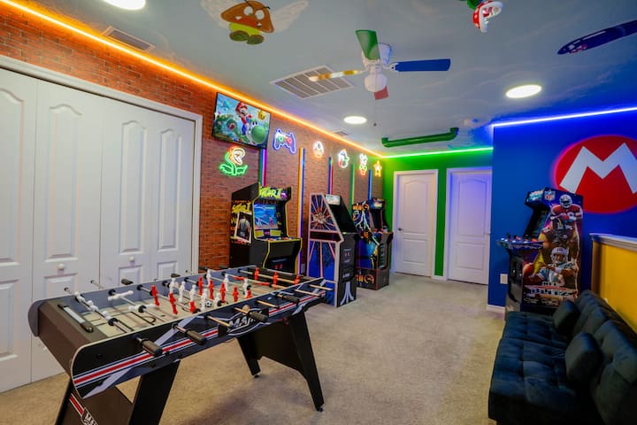 In diesem Spielzimmer wirst du so viel Spaß haben! Es gibt Arkaden, einen Tischfußballtisch, einen Deckenventilator, eine Futoncouch, einen Smart-TV, so viele LED-Lichtdekorationen, eine komplette Wäscherei (Waschmaschine und Trockner), Deckendekoration, Thermostat, Baby-Tor, Badezimmer.  
