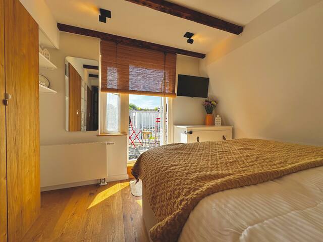 Cozy & Bright Jordaan 2-Story+Terrace | Anne Frank gallery image 2