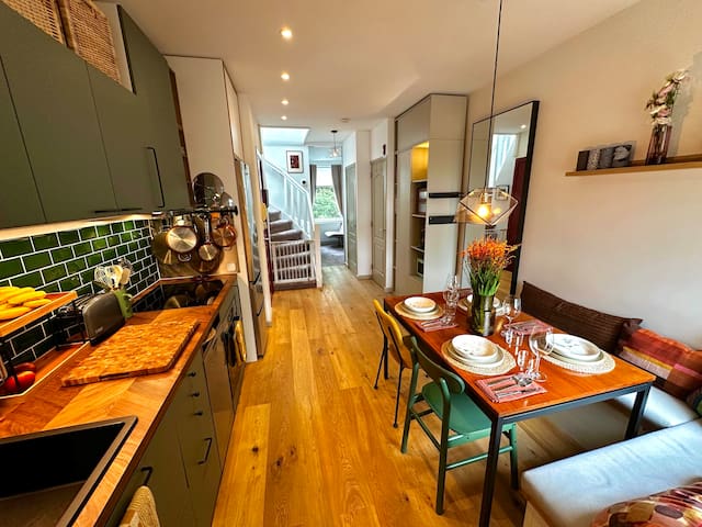 Cozy & Bright Jordaan 2-Story+Terrace | Anne Frank