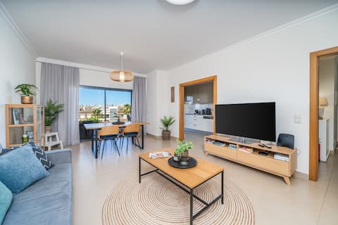 Top Airbnb: Boho Retreat · Pool · Walk to Marina & Beaches in São Gonçalo De Lagos