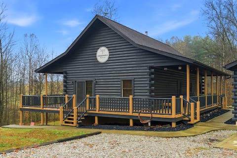Lux Cabin: Theater, Games, Firepit & Hot Tub