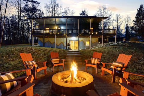 Lux Cabin: Theater, Games, Firepit & Hot Tub