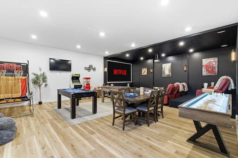 Lux Cabin: Theater, Games, Firepit & Hot Tub