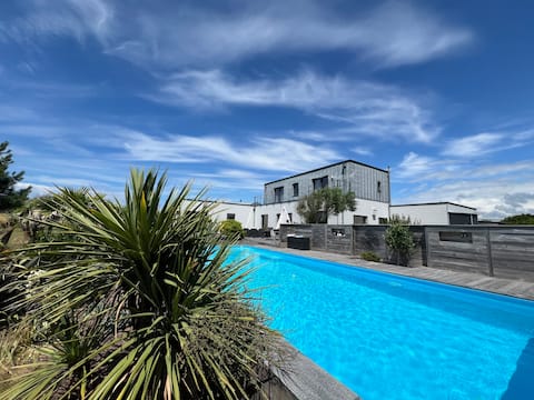 Villa steps from the sea