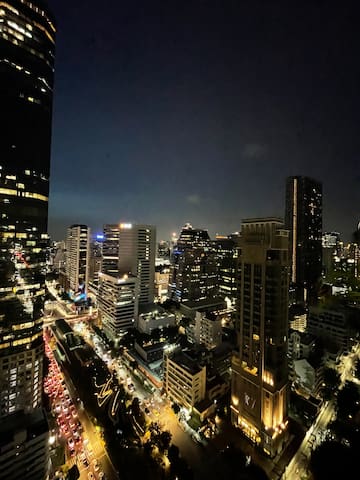 曼谷3b4b核心商圈/BTS/像素大厦/四面佛/siam商圈/全景玻璃/超大平层/景观阳台/可吸烟 gallery image 2