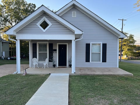 Entire home College St Cottage
