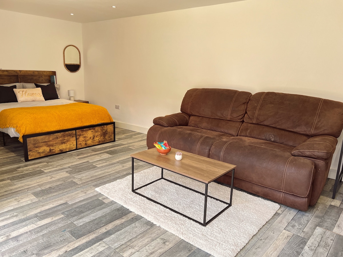 Top Airbnb: Bumblebee Wing Deluxe Studio + WC London city stay in Chigwell