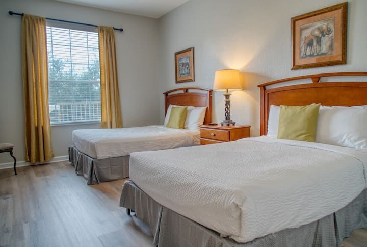 غرفة نوم بسريرين كاملين. تحتوي هذه الغرفة على تلفزيون. يمكنك مشاهدة التلفزيون المباشر أو استخدامه لبث المحتوى المفضل لديك باستخدام حسابك الشخصي. إطلالة على البحيرة