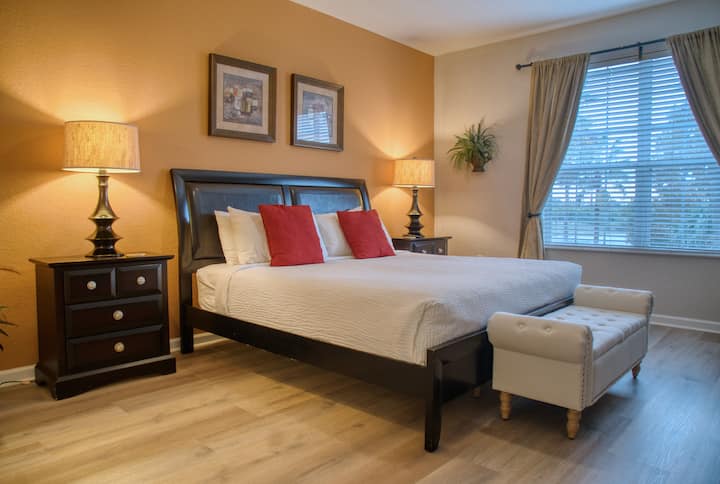 غرفة نوم بسرير كينج. تحتوي هذه الغرفة على تلفزيون. يمكنك مشاهدة التلفزيون المباشر أو استخدامه لبث المحتوى المفضل لديك باستخدام حسابك الشخصي. خزانة ملابس وطاولة زينة. إطلالة على البحيرة