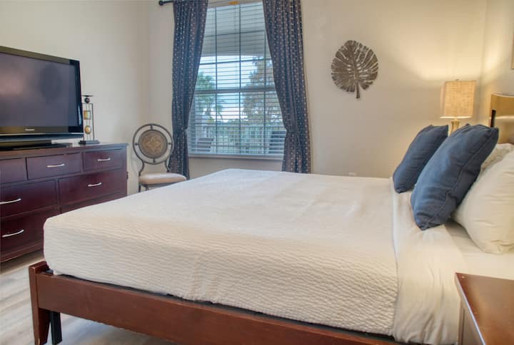 غرفة نوم بسرير كينج. تحتوي هذه الغرفة على تلفزيون. يمكنك مشاهدة التلفزيون المباشر أو استخدامه لبث المحتوى المفضل لديك باستخدام حسابك الشخصي. خزانة ملابس. إطلالة على البحيرة.