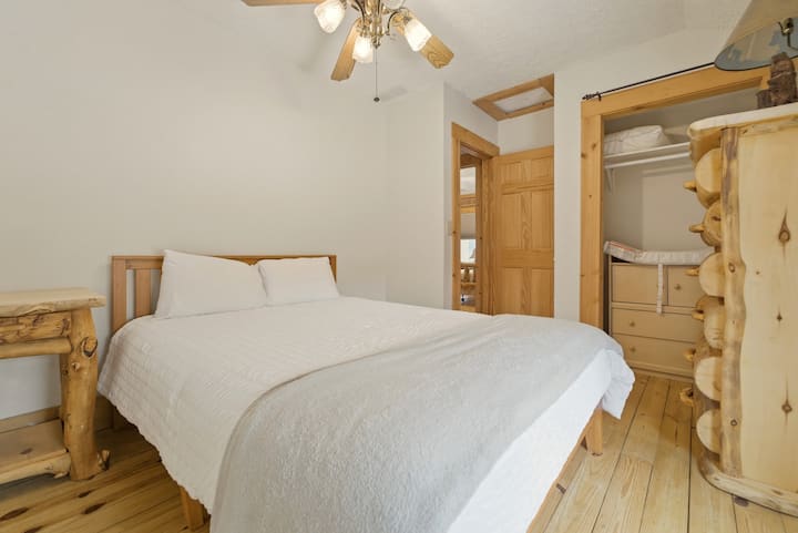 CHUMBA CHA KULALA CHA NGAMBARE YA JUU #3 chenye Kitanda Kamili. 