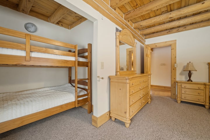 CHUMBA CHA KULALA CHA GOROFFA KUU chenye Kitanda cha Malkia, Vitanda 3 VIWILI na sehemu maalum ya kufanyia kazi.