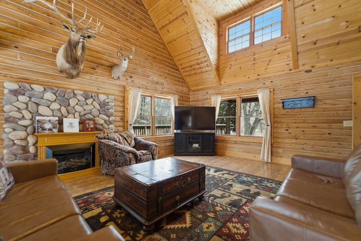 Sebule ya Ghorofa Kuu yenye dari za kuba, mapambo ya asili ya mbao, televisheni ya Roku ya inchi 65 na Hali-tumizi ya Mgeni na KITANDA VIWILI VIKUBWA VYA KUKUNJIKA.