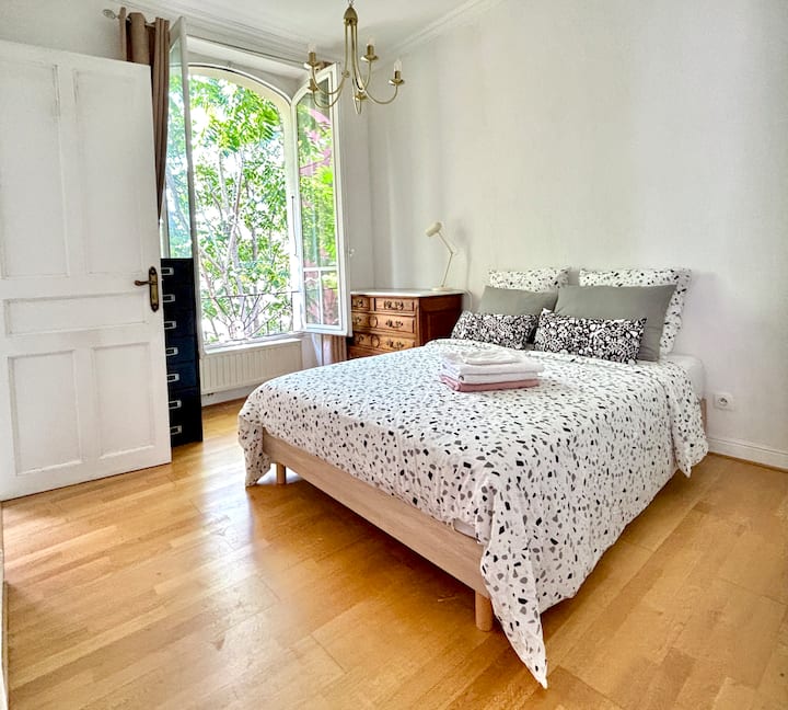 <Chambre 3>
1 dobbeltseng, helt ny, med en god madras. 
1 vestvendt vindue.
1 stort skab. 
To skuffeskabe. 
1 bord/skrivebord, der kan forlænges.
Har eget brusebad og toilet.