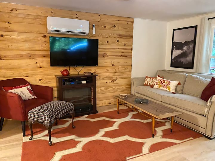 Downtown Private Cabin, Hot Tub, Large Yard, Porch - Lake Lure, NC