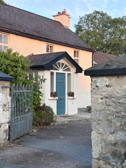 Legan Castle Farmhouse Country Escape with Hot Tub