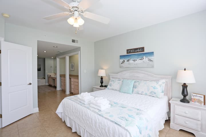 Dormitorio principal con cama tamaño king y baño privado