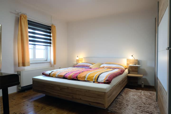 Dhomë gjumi me krevat dopio "king" - shumë hapësirë për t'u çlodhur!