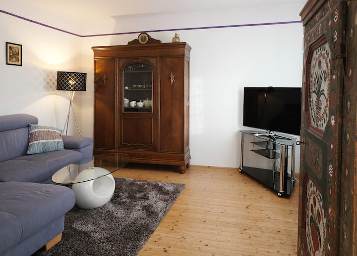 Dhomë ndenjjeje komode e hapur për në kuzhinën e ngrënies