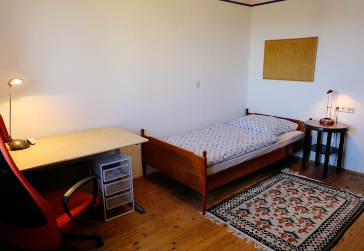 Krevat tek dhe tavolinë pune