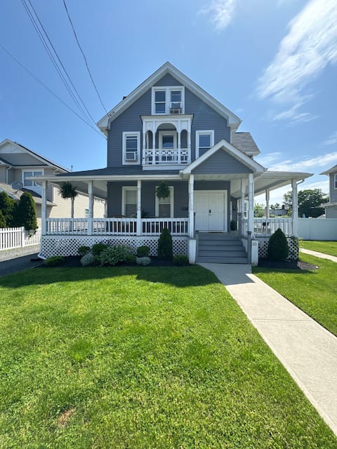 2 Br/1Ba Apt 3 blocks to beach! Includes 2 passes!