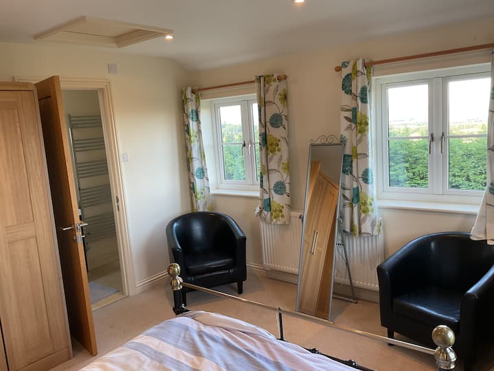 Chumba bora cha kulala , mandhari nzuri, chumba chenye bafu n.k. 
Televisheni na kitanda cha watu wawili . 