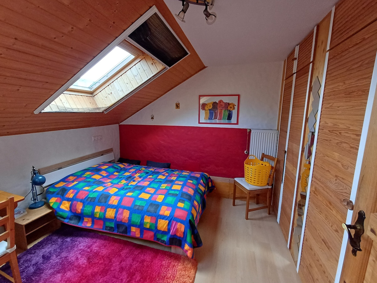 V spálni je francúzska manželská posteľ…