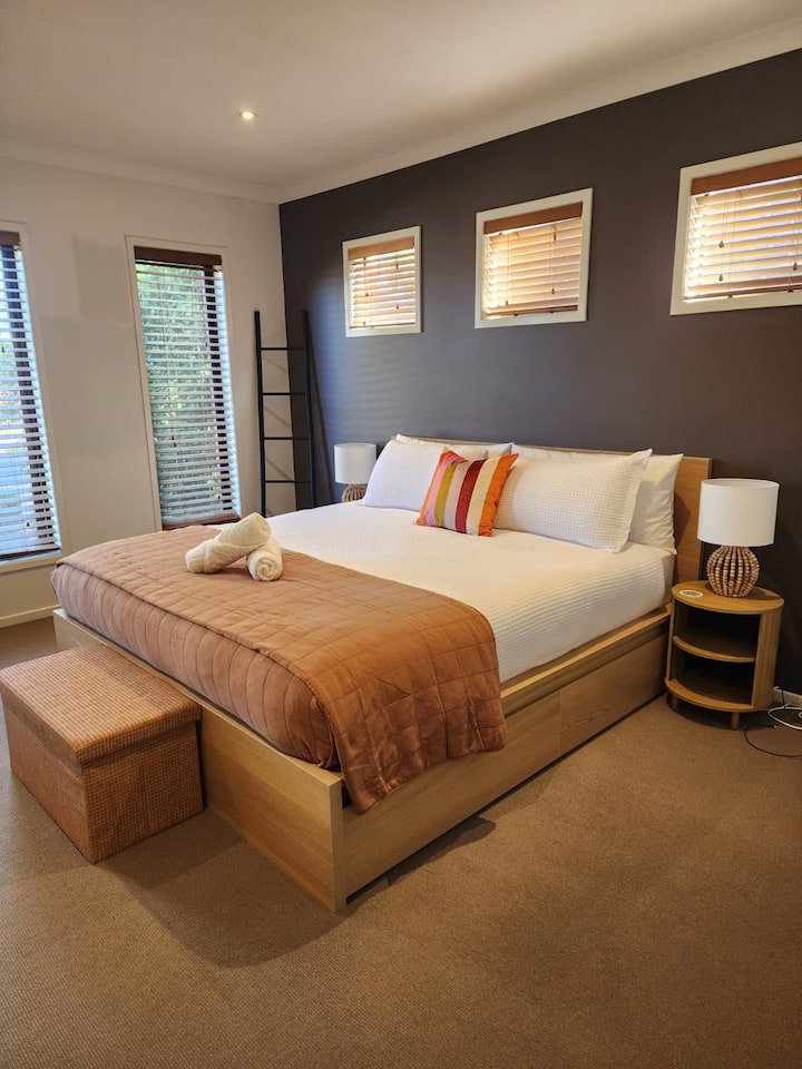 Glavna spavaća soba s bračnim krevetom (širine 180 