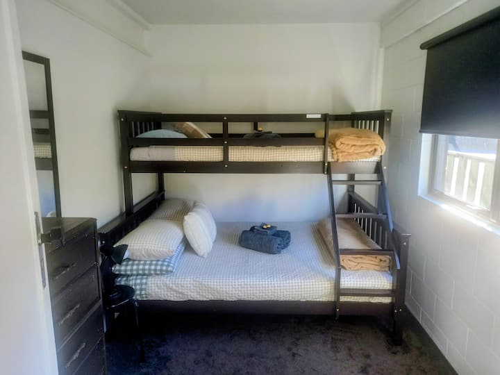 เตียงคู่ด้านล่าง เตียงเดี่ยวด้านบน (70 กก. และต่ำกว่านั้นเท่านั้น) มีตู้เสื้อผ้าและลิ้นชักขนาดเล็ก ราวแขวนเสื้อผ้าอีกชิ้น และพื้นที่ว่างสำหรับสัมภาระมากมาย เหมาะสำหรับเด็กๆ