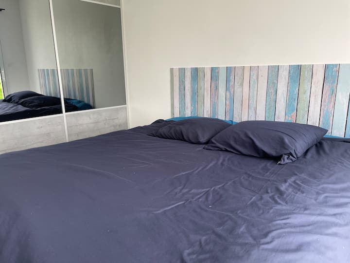 ห้องนอนใหญ่พร้อมวิวสวนและเข้าถึงระเบียงและสระว่ายน้ำได้โดยตรง