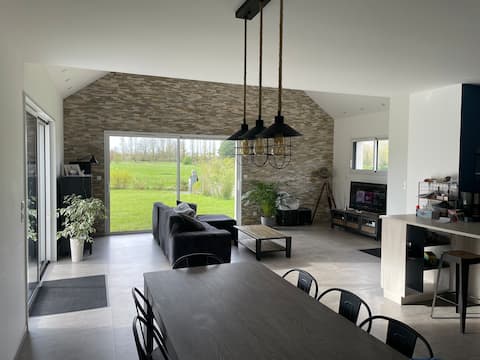 Quiet single-storey villa with pool