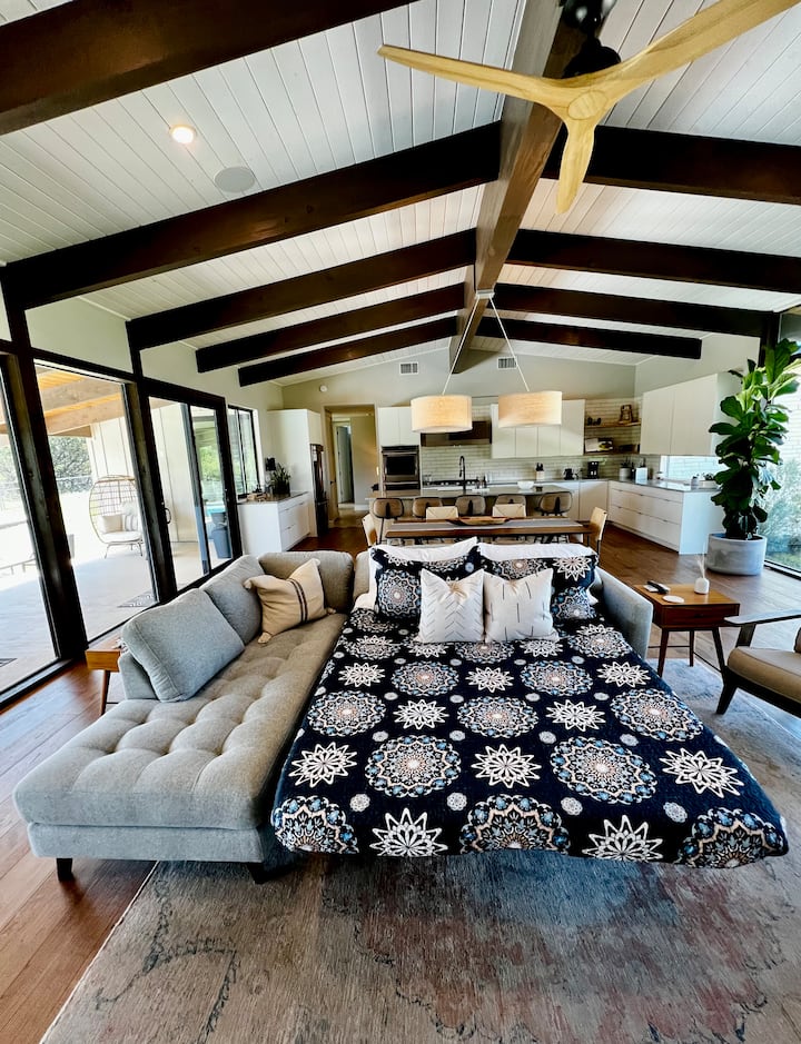 El sofá cama en la sala de estar es doble/completo