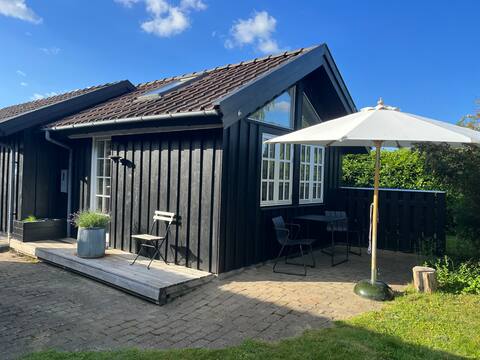 Cozy little guesthouse by Mossø