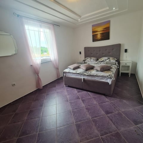 4* Njivice apartment, family friendly, parking