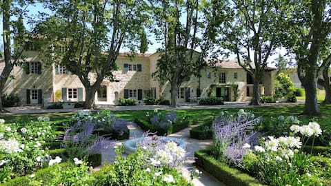 5 to 11 BR 10 BA House 20 acres Pool AC St Remy !