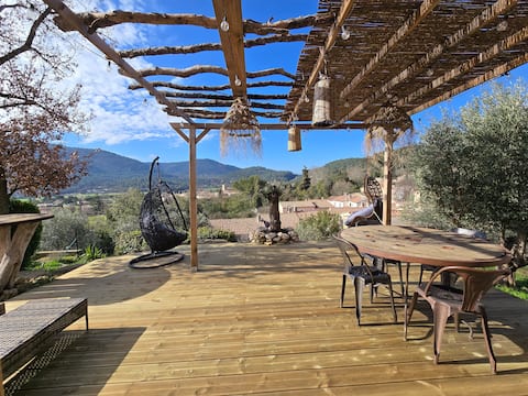 Cocoon house on the heights of Signes