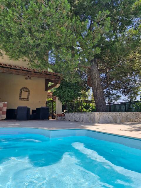 Family home with pool, near Narbonne