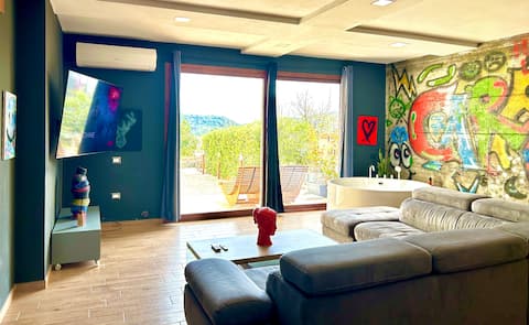 Street art residence with hot tub, 3 km from the beaches!