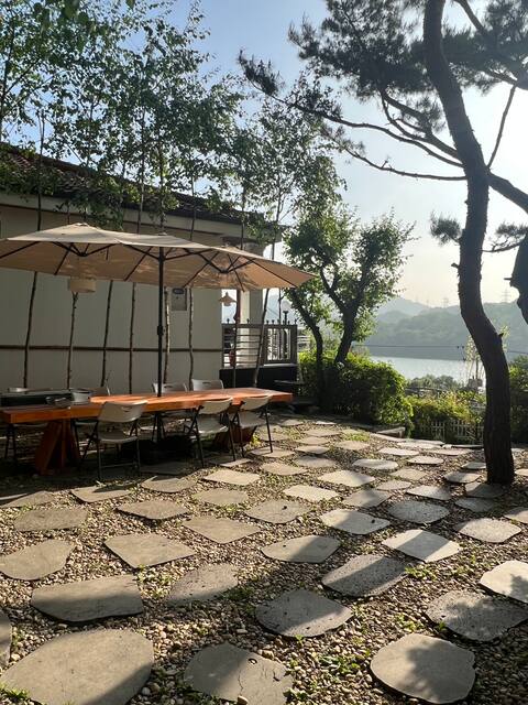 Gapyeong private house, villa, up to 15 people, river view, barbecue, karaoke room, 3 rooms, cherry 